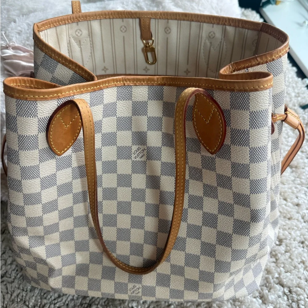 Louis Vuitton Beige Checkered Shoulder Bag with Scarf - Picture 9 of 16